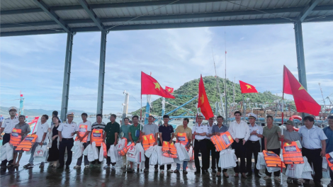 Tình cảm, trách nhiệm của cán bộ chiến sĩ Vùng 4 Hải quân với ngư dân Bình Định (14/9/2024)