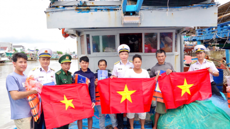 Vùng 2 Hải quân sát cánh cùng ngư dân Trà Vinh vươn khơi, bám biển (11/09/2024)