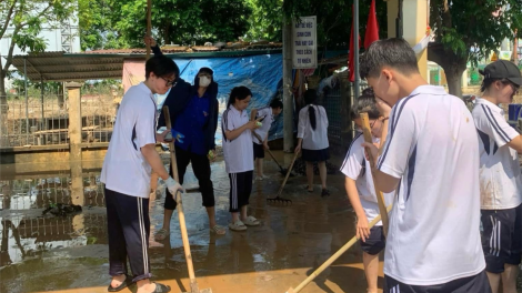 Huyện đoàn Thanh Trì, Hà Nội ra quân vệ sinh môi trường, hỗ trợ nhân dân vùng ngập lụt (14/10/2024)