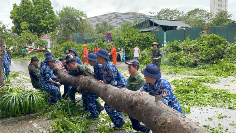 Cảnh sát biển huy động lực lượng giúp người dân Hà Nội khắc phục hậu quả  sau bão Yagi (08/09/2024)