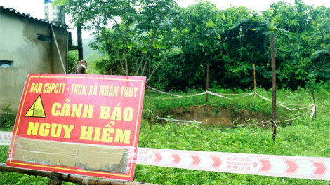 Quảng Bình: Xuất hiện 2 hố sụt lún nguy hiểm ở gần nhà dân  (21/9/2024)