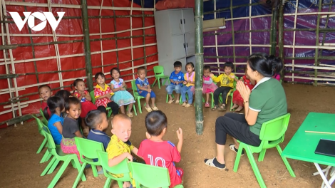 Lớp học “dã chiến” ở vùng lũ Sơn La (30/9/2024)