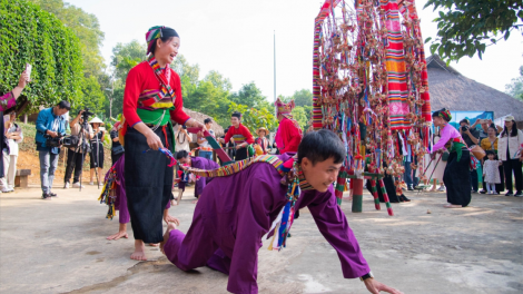 Nghệ nhân ưu tú Bùi Ngọc Thuận: Người giữ hồn văn hoá dân tộc Mường (12/9/2024)