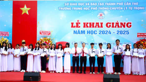 Cần Thơ vận động 11 tỷ đồng tiếp sức học sinh khó khăn đến trường (05/9/2024)
