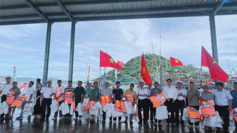Vùng 4 Hải quân thực hiện Chương trình “Hải quân Việt Nam làm điểm tựa cho ngư dân vươn khơi bám biển” tại Bình Định (14/9/2024)