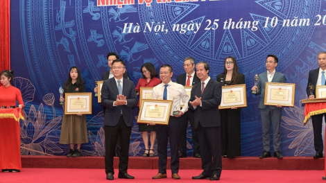 Petrovietnam và nhiều đơn vị thành viên được nhận Bằng khen vì sự nghiệp giáo dục