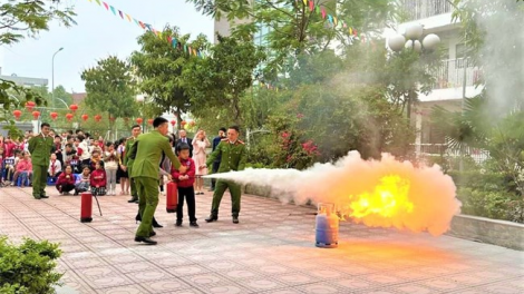 Công an Hà Nội tăng cường tuyên truyền về phòng cháy chữa cháy trong trường học (29/10/2024)