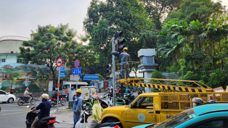 THỜI SỰ 18H CHIỀU 10/1/2025: TPHCM lắp đèn giao thông tín hiệu mũi tên xanh tại nhiều giao lộ nội đô, cho phép xe máy rẽ phải khi đèn đỏ, nhằm giảm ùn tắc.