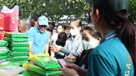 TP.HCM đem "Tết sum vầy - Xuân đoàn kết" đến với công nhân khó khăn (13/1/2025)