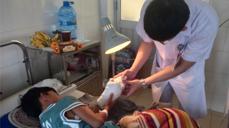 Báo động tình trạng học sinh tự chế pháo nổ bị đa chấn thương (10/1/2025)