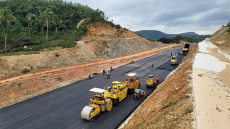 Tăng ca, tăng kíp thi công cao tốc Bắc - Nam qua tỉnh Phú Yên (5/1/2025)