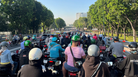 Giao thông TP.HCM căng thẳng ngày đầu tuần, tài xế tắt app nghỉ vì phạt cao (13/1/2025)