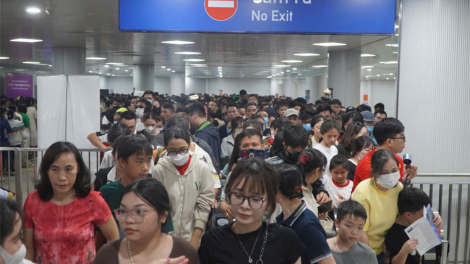 Nhiều người dân TP.HCM chọn metro làm phương tiện đi chơi Tết Dương lịch (1/1/2025)