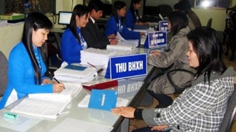 Quý 1 năm 2016, tạm thời vẫn áp dụng mức đóng bảo hiểm xã hội bắt buộc như mức đóng trên nền lương hiện tại. (Thời sự chiều 28/12/2015)
