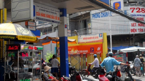 Thành phố Hồ Chí Minh lo lắng trước những cây xăng không đảm bảo an toàn phòng cháy chữa cháy trong khu dân cư. (Thời sự chiều 02/4/2016)