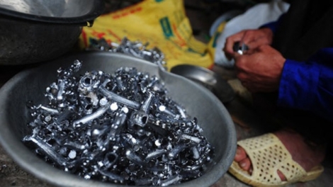 Thời sự chiều ngày 16/5/2015: 33 trẻ em ở thôn Đông Mai, xã Chỉ Đạo, huyện Văn Lâm, tỉnh Hưng Yên được xác định phải tẩy độc chì khẩn cấp