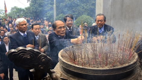 Chủ tịch Quốc hội Nguyễn Sinh Hùng thăm Khu di tích lịch sử đặc biệt quốc gia Đền Hùng, dâng hoa, thắp hương tri ân công đức các Vua Hùng và các bậc tiền nhân đã có công dựng nước. (Thời sự chiều 27/02/2016)