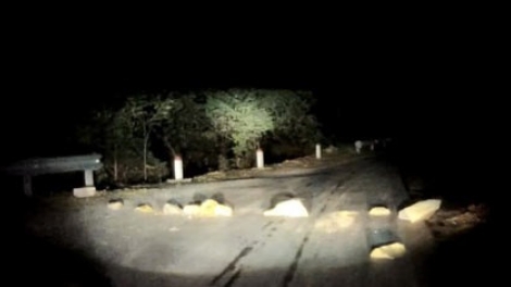 Thời sự đêm ngày 20/12/2014: Ủy ban an toàn giao thông quốc gia yêu cầu tỉnh Lào Cai ngăn chặn hành vi xếp đá ngang đường trên quốc lộ 4D từ Lào Cai đi Sa Pa.