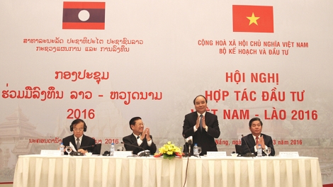 Đại diện Chính phủ hai nước Việt Nam và Lào cam kết cải thiện môi trường đầu tư, tháo gỡ vướng mắc về cơ chế, thủ tục nhằm giúp hai nước là điểm đến của các doanh nghiệp trên thế giới. (Thời sự chiều 27/3/2016)