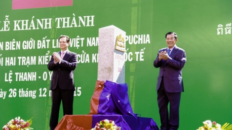 Thủ tướng Nguyễn Tấn Dũng và Thủ tướng Campuchia Samdech Techo Hun Sen cùng dự Lễ khánh thành cột mốc biên giới số 30. (Thời sự trưa 26/12/2015)