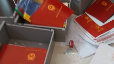 Cục Cảnh sát điều tra tội phạm về trật tự xã hội (Bộ Công an) triệt phá một đường dây làm giả tài liệu, con dấu của cơ quan tổ chức với quy mô lớn tại Thành phố Hồ Chí Minh và một số tỉnh lân cận. (Thời sự chiều 13/4/2016)