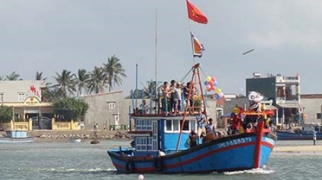 Nhiều nhà máy, xí nghiệp bắt đầu ca làm việc đầu tiên, ngư dân ra khơi chuyến biển đầu năm với khát vọng một năm mới sung túc và may mắn (Thời sự chiều 10/02/2016)