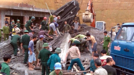 Sập giàn giáo công trình xây dựng cây xăng tại Hà Tĩnh khiến ít nhất 2 công nhân thiệt mạng.(Thời sự chiều 9/12/2015)