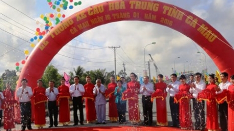 Thủ tướng Nguyễn Tấn Dũng dự lễ khánh thành và thông xe cầu Hòa Trung nối thành phố Cà Mau với huyện Đầm Dơi và thông xe kỹ thuật Dự án đường Hồ Chí Minh đoạn Năm Căn - Đất Mũi. (Thời sự trưa 16/01/2016)