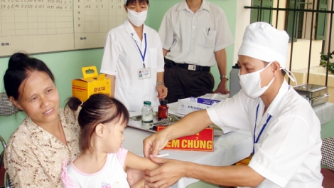 Bộ Y tế khuyến cáo người dân nên tiêm vaccine Quinvaxem trong Chương trình tiêm chủng mở rộng thay vì bị động chờ đợi vaccine dịch vụ, rất nguy hiểm cho sức khỏe của trẻ. (Thời sự đêm 30/12/2015)