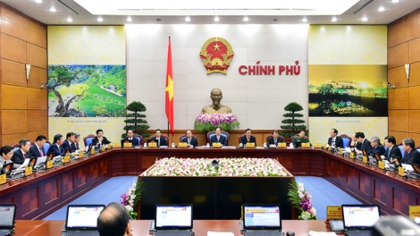 Chính phủ họp phiên thường kỳ tháng 3, thảo luận các biện pháp giải quyết các vấn đề nóng nổi lên hiện nay, liên quan đến tình trạng hạn hán, xâm nhập mặn; an toàn vệ sinh thực phẩm; gói tín dụng 30.000 tỷ đồng; quy định đấu thầu giá thuốc và thiết bị y tế. (Thời sự chiều 26/3/2016)