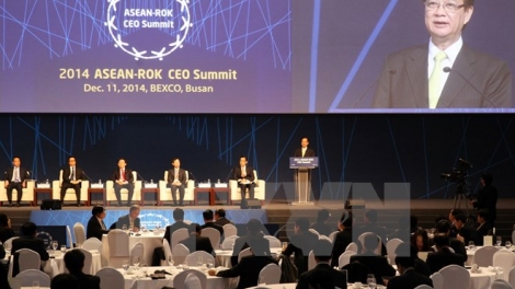 Thời sự chiều ngày 11/12/2014: Tới dự và phát biểu tại Diễn đàn Doanh nghiệp ASEAN-Hàn Quốc, Thủ tướng Nguyễn Tấn Dũng, nhấn mạnh: Việt Nam sẽ trở thành một mắt xích quan trọng của mạng lưới liên kết kinh tế rộng lớn với 55 đối tác, trong đó có 15 thành viên các nước G-20