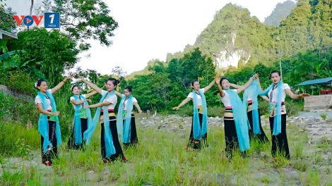  Bản làng Lai Châu rộn rã tiếng xòe xuân
