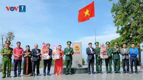 Chào cờ chủ quyền quốc gia tại cột mốc biên giới Việt Nam - Lào - Campuchia