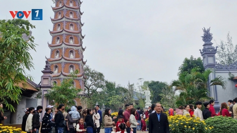   Quảng Bình: Hàng ngàn người dân và du khách đến chùa cầu an đầu năm mới
