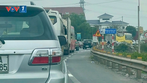 Người về quê ăn Tết đông, Quốc lộ 1A qua cầu Gianh, Quảng Bình ùn tắc hơn 2km