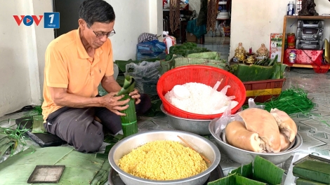 Làng Chuồn nhộn nhịp làm bánh Tét ngày Tết