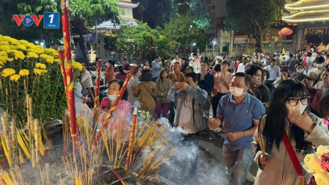 Người dân dân nô nức đi chùa sáng đầu năm