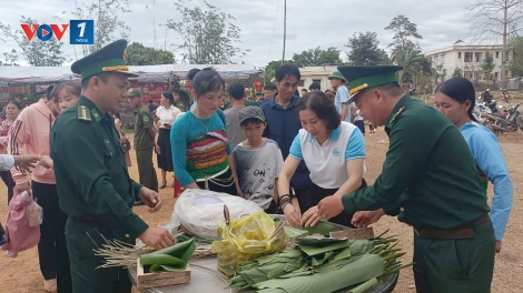 Rộn ràng niềm vui Tết trên biên giới Kon Tum