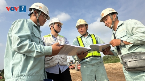 Tết trên công trường cao tốc miền Tây