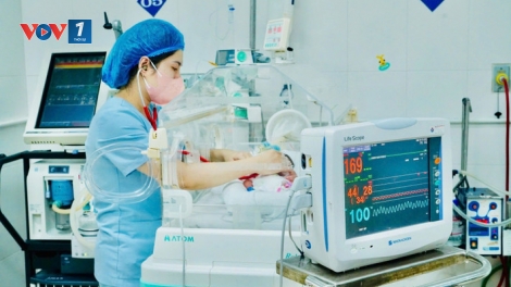 Cứu sống thành công trẻ sinh non nặng 550g nguy kịch