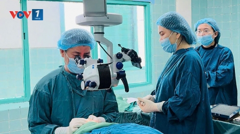 Thực hiện thành công ca phẫu thuật mắt bằng keo dán sinh học (15/02/2025)