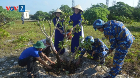 Quân dân Trường Sa hưởng ứng Tết trồng cây 