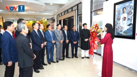 Khai mạc triển lãm chuyên đề "Hồ Chí Minh - Tên Người sáng mãi"