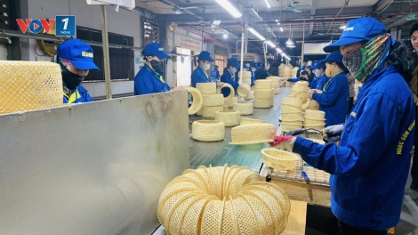 Công nhân lao động hào hứng quay trở lại làm việc đầu năm mới