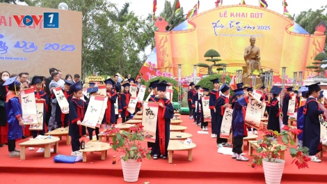 Học sinh Hải Phòng nô nức khai bút đầu Xuân ở đền Trạng Trình Nguyễn Bỉnh Khiêm