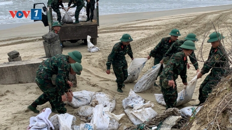 Thu gom hàng chục tấn dầu vón cục trôi dạt vào bãi biển Lăng Cô