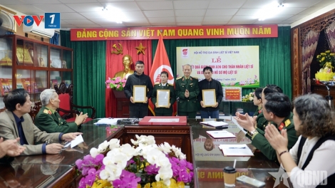 Trao kết quả giám định ADN cho thân nhân liệt sĩ và bàn giao 21 bộ hồ sơ mộ liệt sĩ tập thể