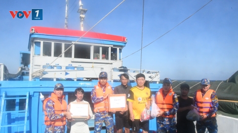 Tàu 471 hỗ trợ lương thực và nước ngọt cho tàu cá khai thác trên ngư trường Trường Sa