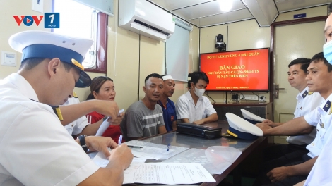 Vùng 4 Hải quân bàn giao ngư dân gặp nạn cho gia đình và địa phương