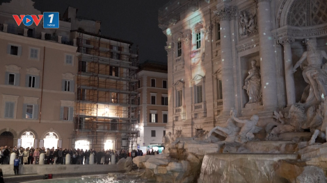 Italia thắp sáng Đài phun nước Trevi biểu tượng ở thủ đô Roma để kỷ niệm Ngày quốc tế phụ nữ